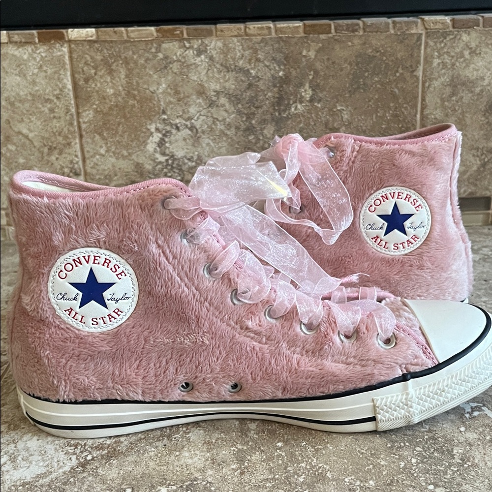 Converse Chuck Taylor All Star Hi Faux Fur Fuzzy Pink sneakers. Women’s 10